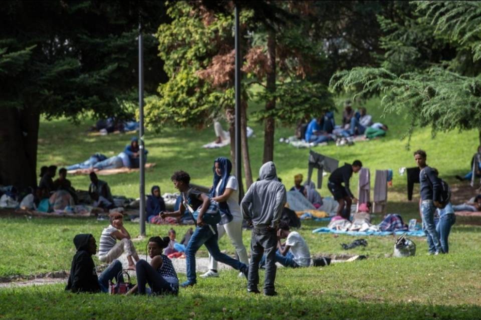 Losanna manifesta contro i rinvii dei migranti
