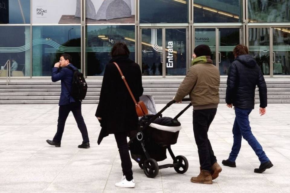 Passeggini banditi per la mostra di Picasso