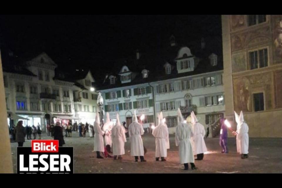 Multa per i neonazisti che sfilarono vestiti da Ku Klux Klan
