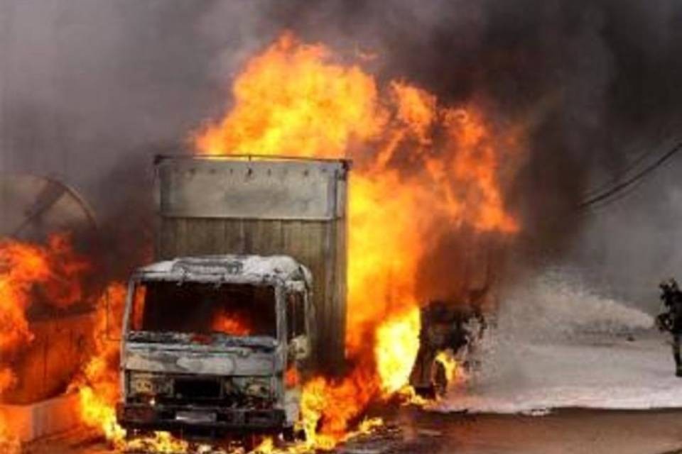 Camion con metanolo si rovescia su A2, traffico in tilt