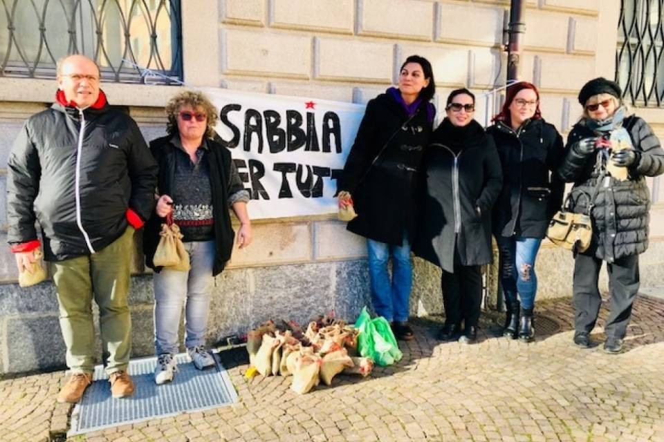 L'MPS distribuisce sacchetti di sabbia ai deputati