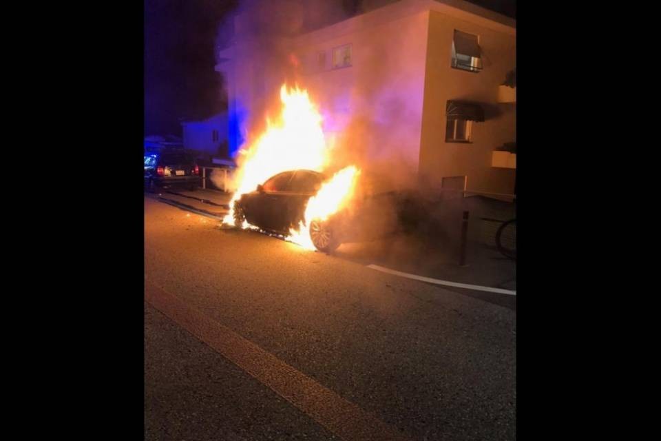 In fiamme una vettura a Minusio