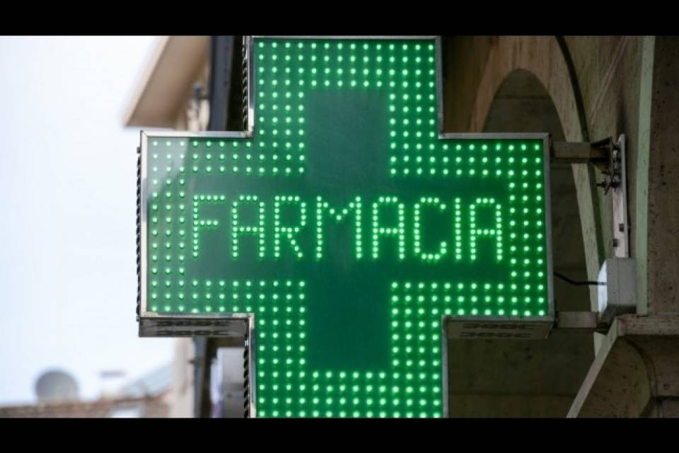 Farmacisti: "Le proposte del governo minacciano le cure di base"