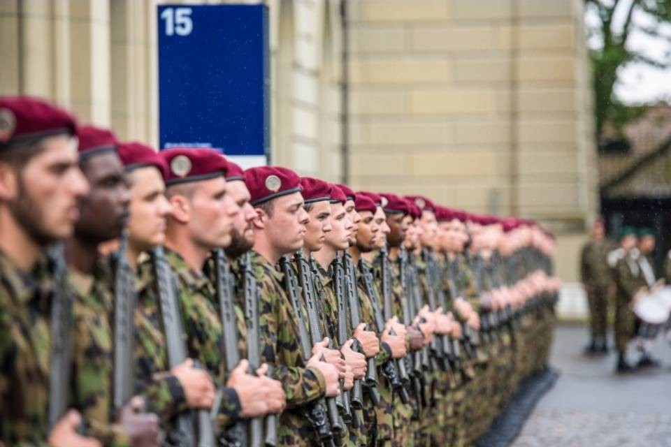 La birra gratis per le reclute non va giù all'Esercito