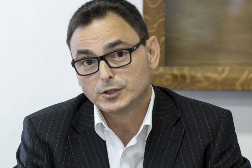 "Disapproviamo l'iniziativa di De Rosa e ci distanziamo"