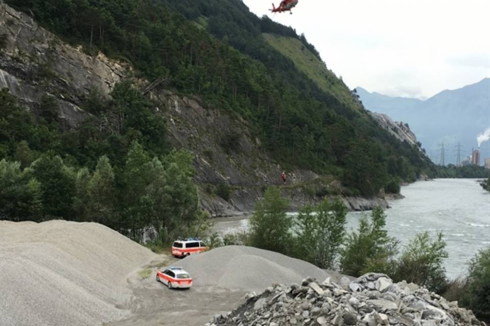 Ciclista finisce nel Reno