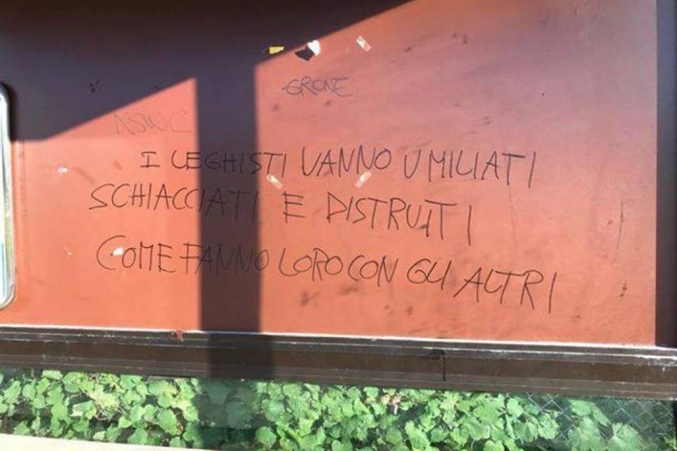 Minacce sui muri contro la Lega. Quadri: "Che pagüüra..."