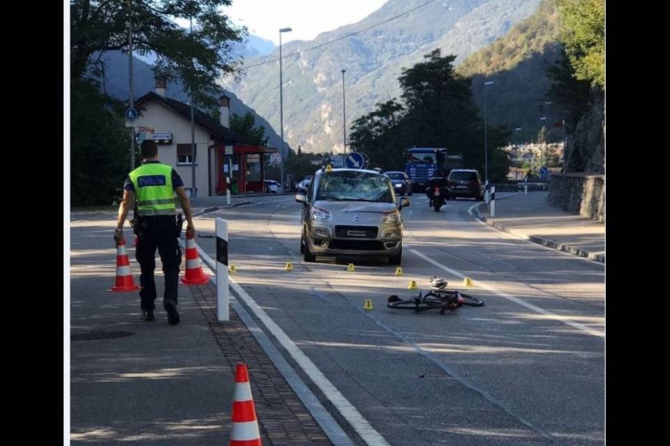 Ciclista investito da un'auto in Vallemaggia, è grave