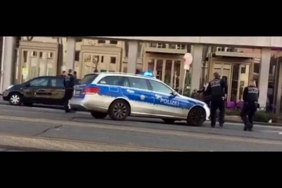 Auto contro la folla in Germania, tre feriti