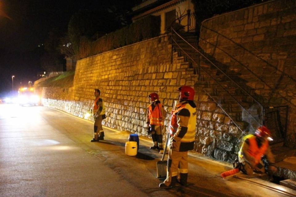 Idrocarburi sulla carreggiata, intervengono i pompieri
