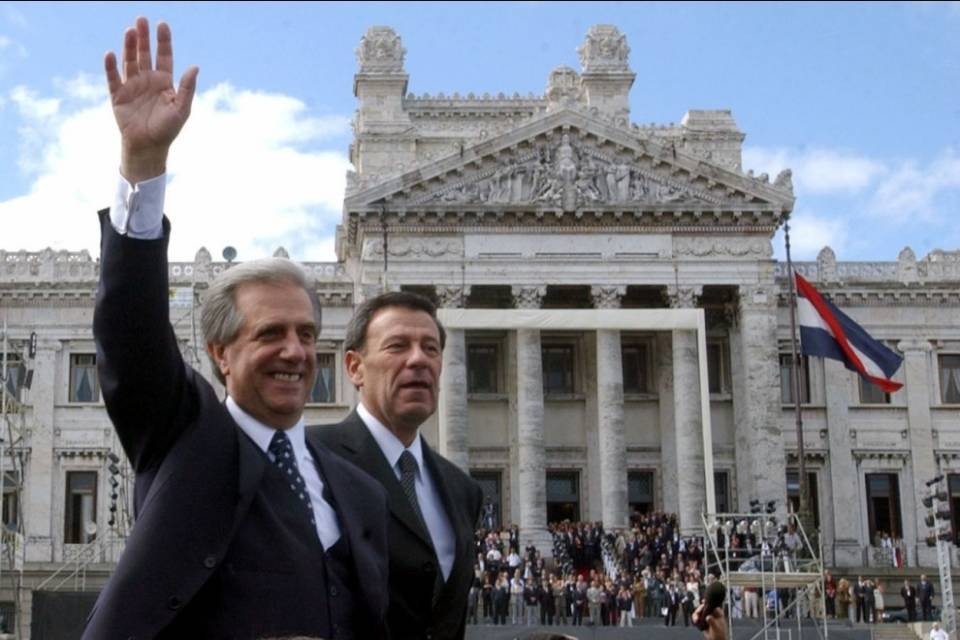 Il Presidente dell'Uruguay salva una ragazza in aereo