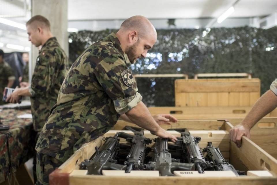 Più di un'arma al giorno sparisce in Svizzera