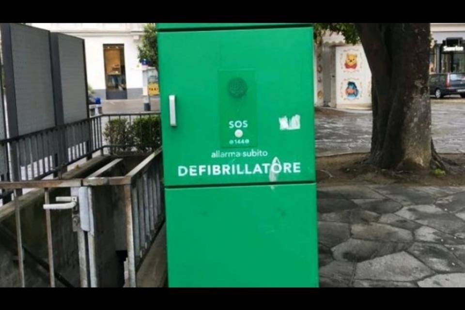 9 defibrillatori a Collina d'Oro