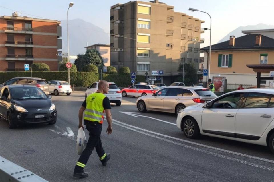 Liquido inquinante sulla strada, intervengono i pompieri