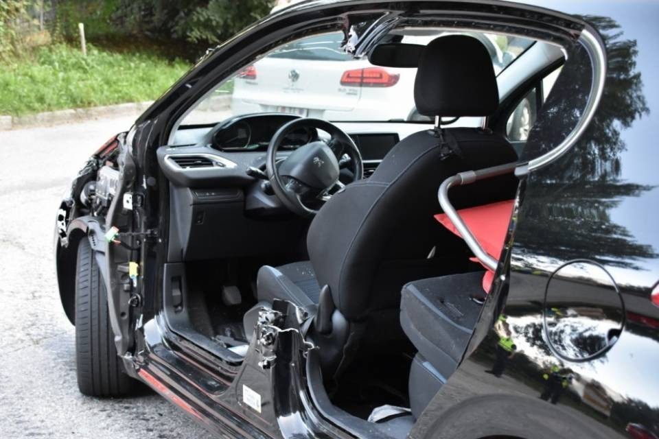 Scontro tra auto e furgone: conducente intrappolata tra le lamiere