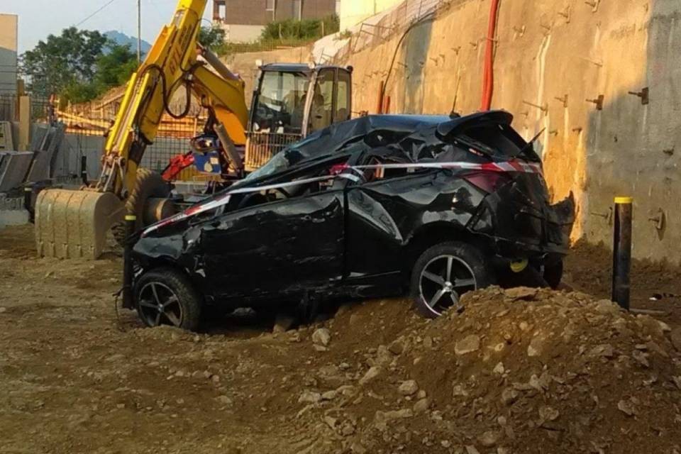 Esce di strada e finisce in un cantiere a Canobbio