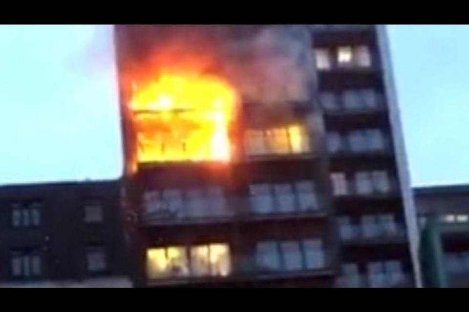 GB: palazzo in fiamme a Manchester