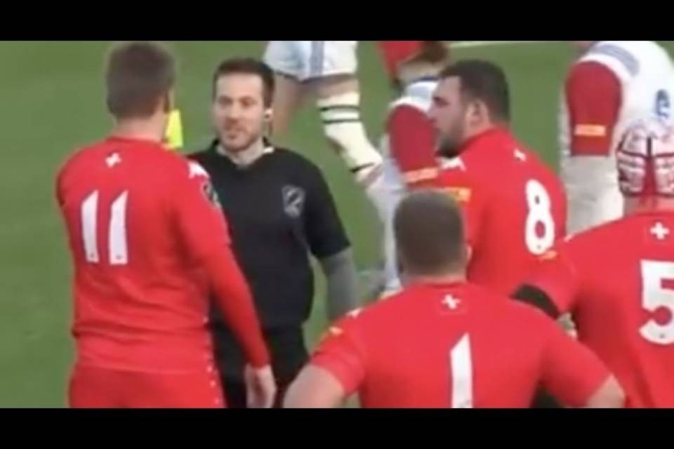 Incredibile ma vero: il giocatore ammonisce l'arbitro