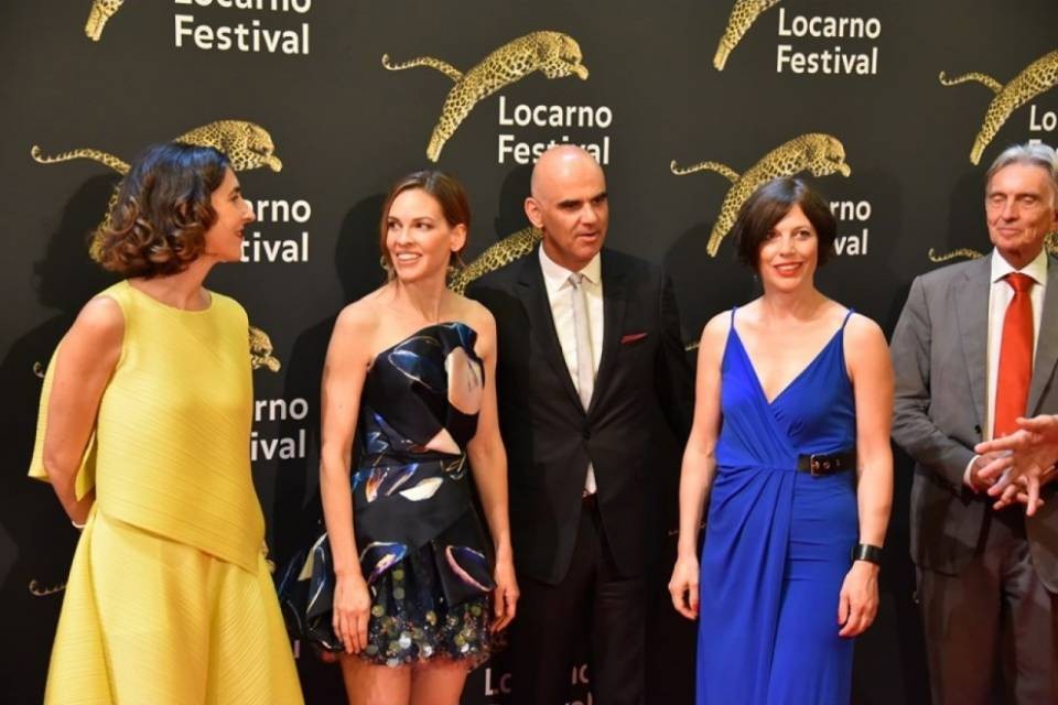 Il sorriso di Hilary Swank illumina Locarno