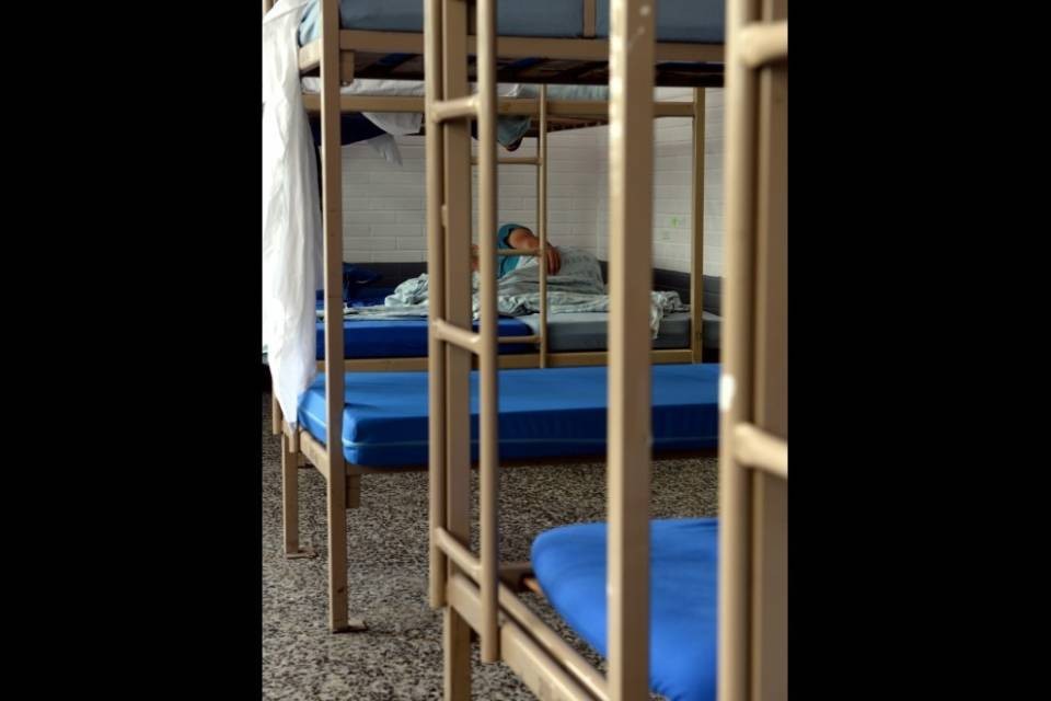Volo rinviato, passeggeri alloggiati in un... centro asilanti