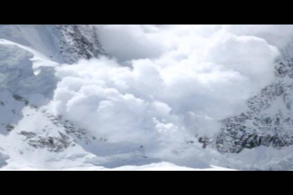Slavina travolge cinque sciatori sopra Zermatt, tutti salvi