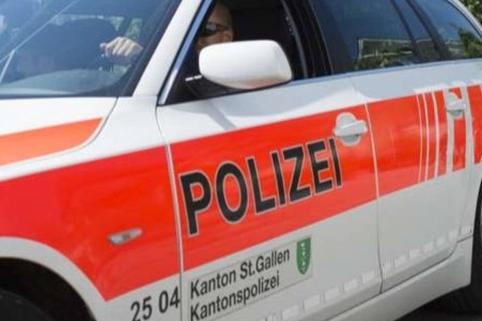 Intervento per far rispettare le distanze, poliziotti aggrediti