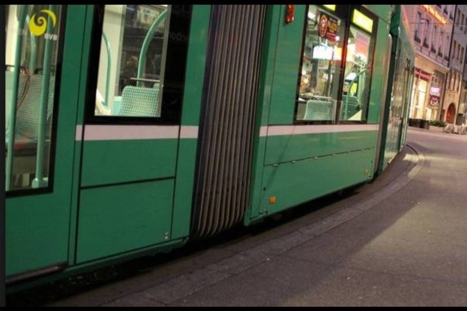 Parcheggia male il SUV e blocca i tram: maxi multa