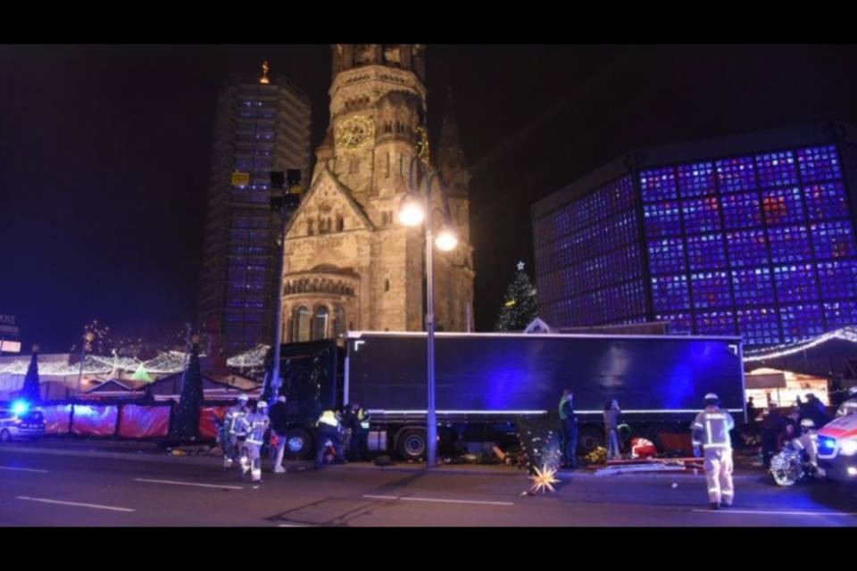 Camion sulla folla a Berlino, 12 morti e 48 feriti