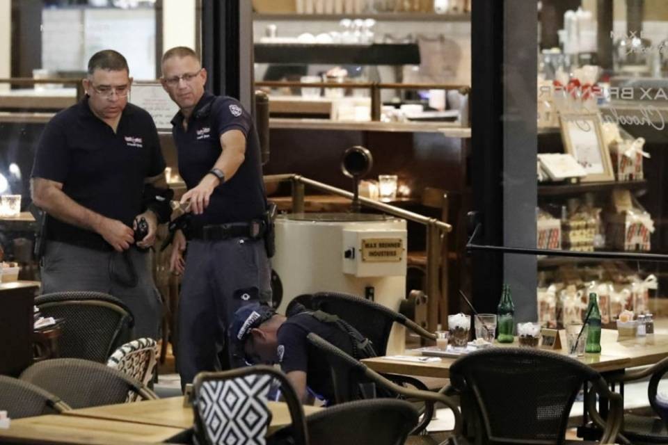 Spari contro un bar a Tel Aviv, 4 morti