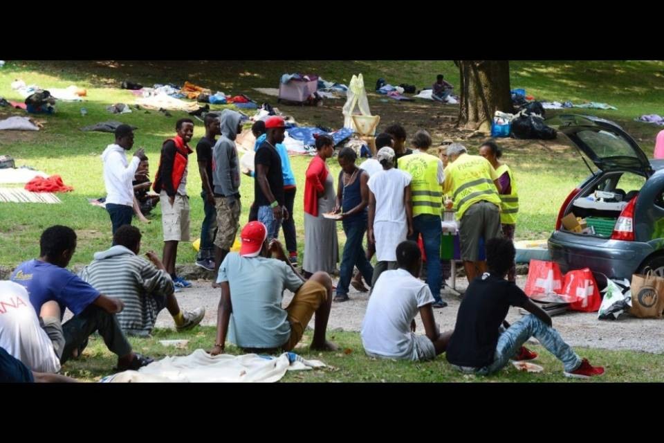 Migranti: in 500 accampati a Como