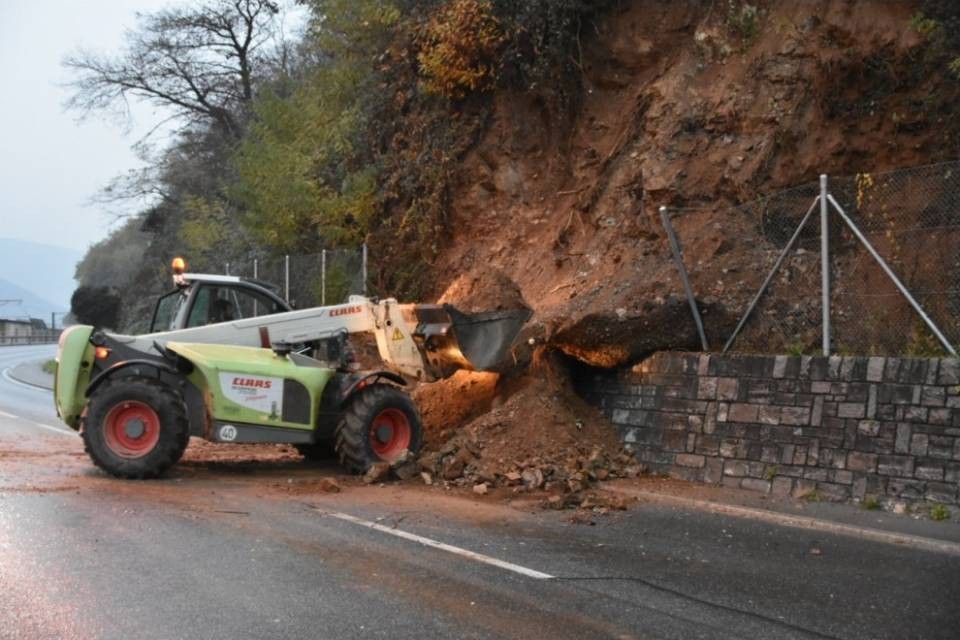 Agno, smottamento di fango sulla Cantonale