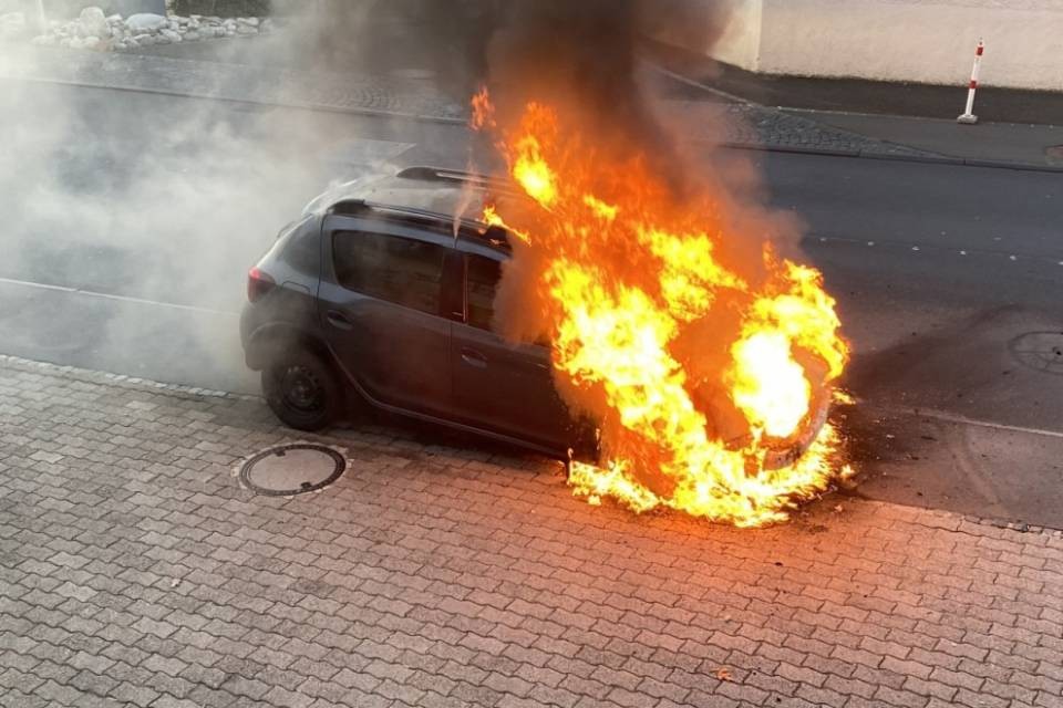 Cugnasco, un'auto prende improvvisamente fuoco
