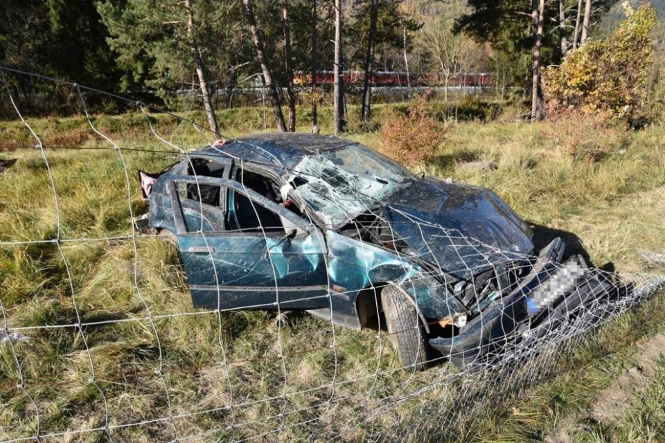 Auto cappotta più volte, due occupanti solo feriti