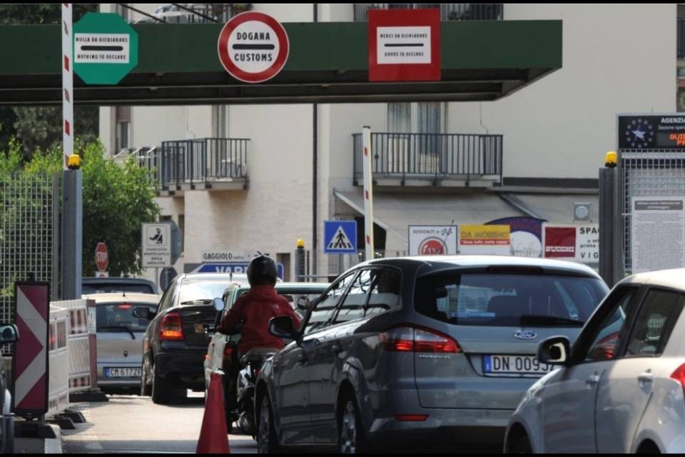 Stenta a decollare il car pooling per frontalieri