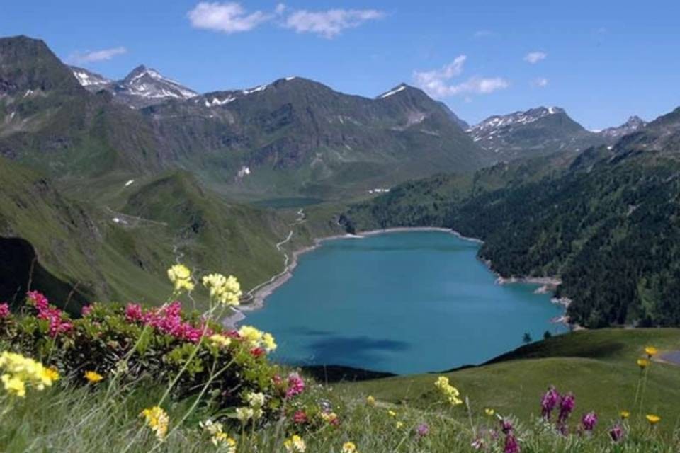 Finisce con l'auto nel lago del Ritom