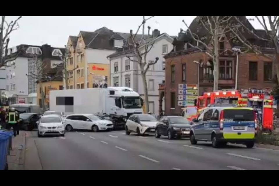 Alla guida di un tir rubato investe otto auto: 9 feriti