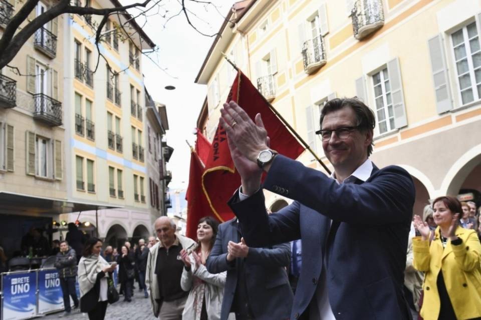 "Aumento di salario ma resto un sindaco di semi-milizia"