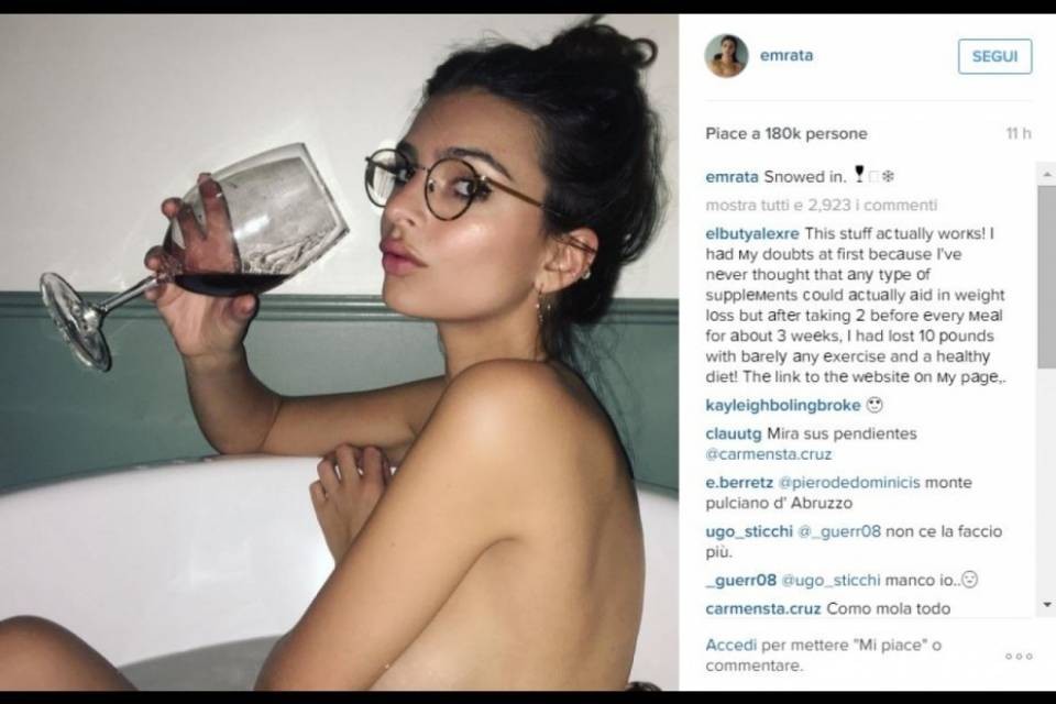 Emily, senza veli, accontenta i fan