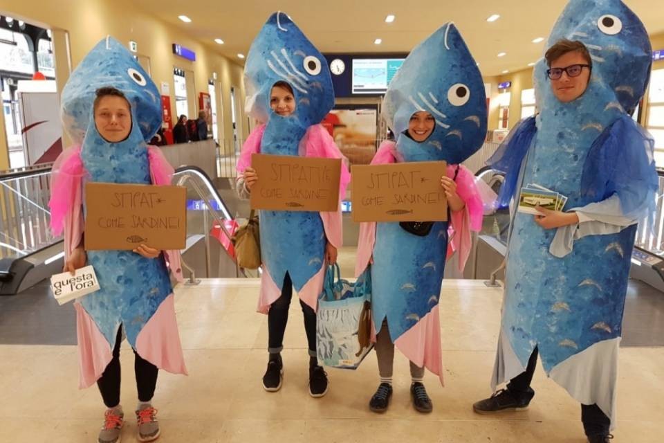 Stipati come sardine (e i pendolari)
