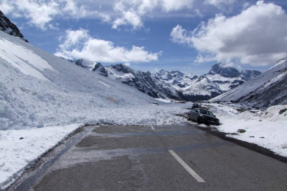 Auto parzialmente sepolte a Bergün