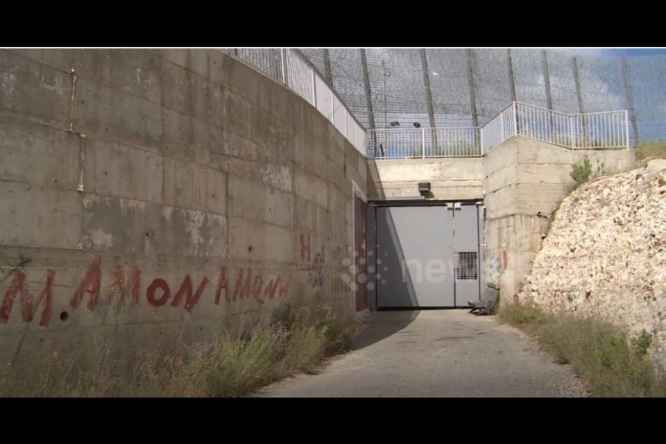 Famiglia araba tagliata fuori dal villaggio dalla barriera israeliana