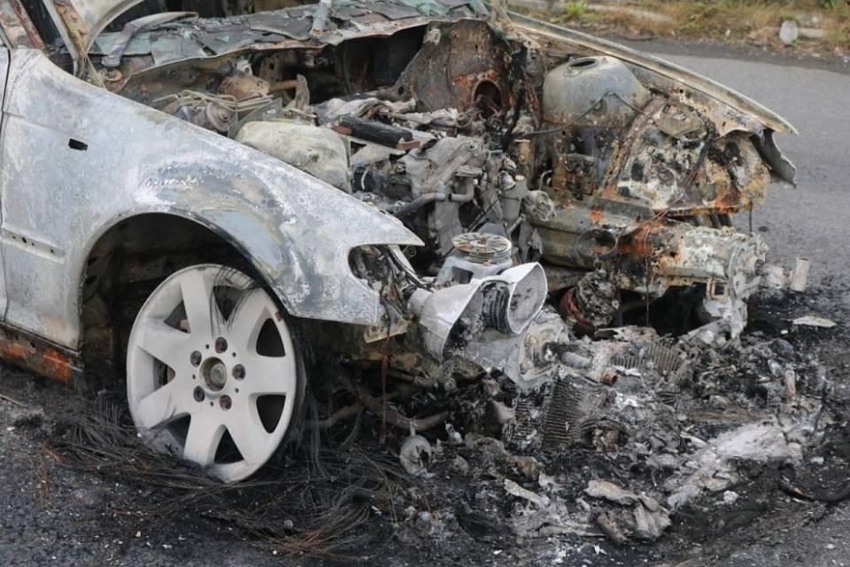 Rubano e bruciano un'auto in Ticino: prosciolti