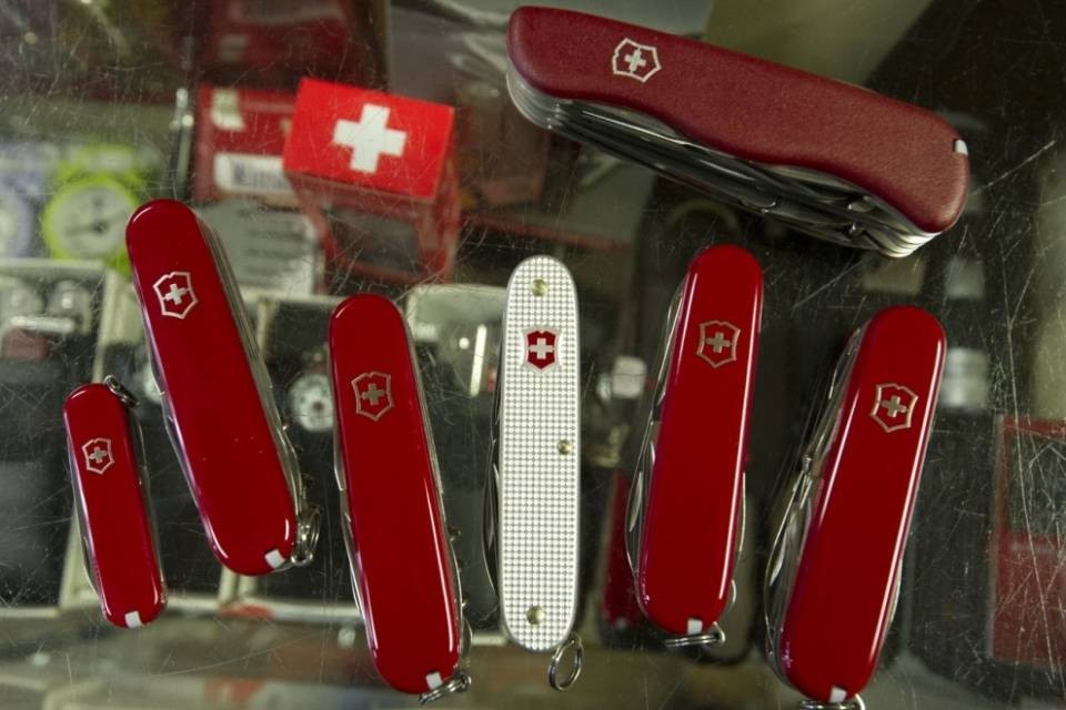 Spacciavano la merce per svizzera, ma era cinese