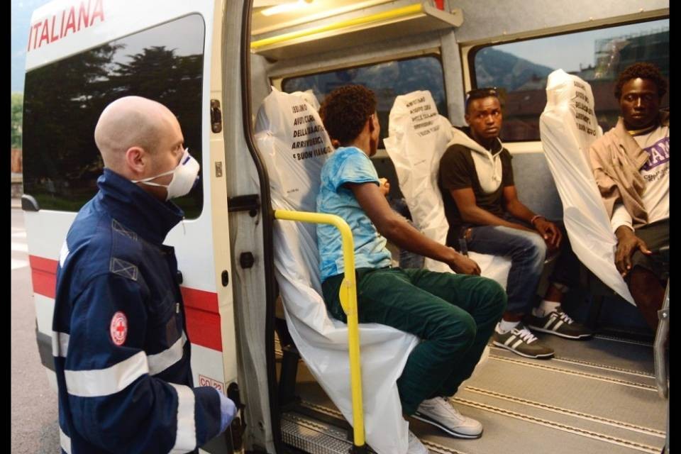 Como: iniziato lo sgombero dei migranti