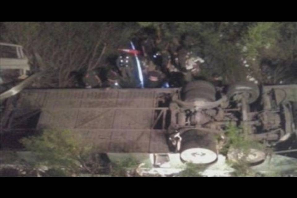 Precipita un bus della polizia, almeno 41 morti