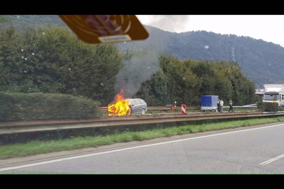 Auto brucia sulla A2