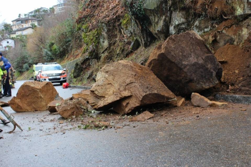 Grossi massi sulla strada nel Gambarogno