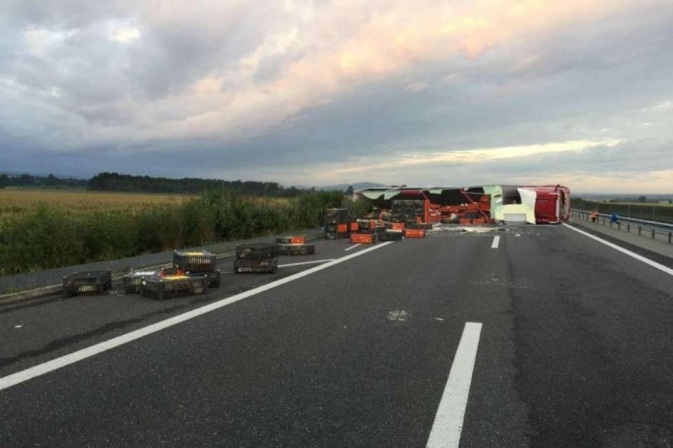 Camion che trasportava polli si rovescia sulla A1