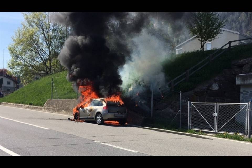 Brucia un'auto nei Grigioni