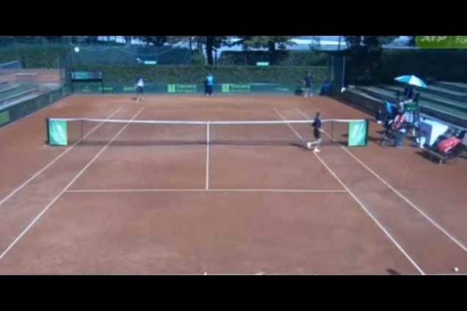 L'arbitro porcellone ci prova con la raccattapalle di 13 anni: "Sei molto sexy"